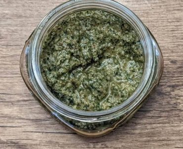 Recette de pesto aux noix de grenoble et à la mélisse