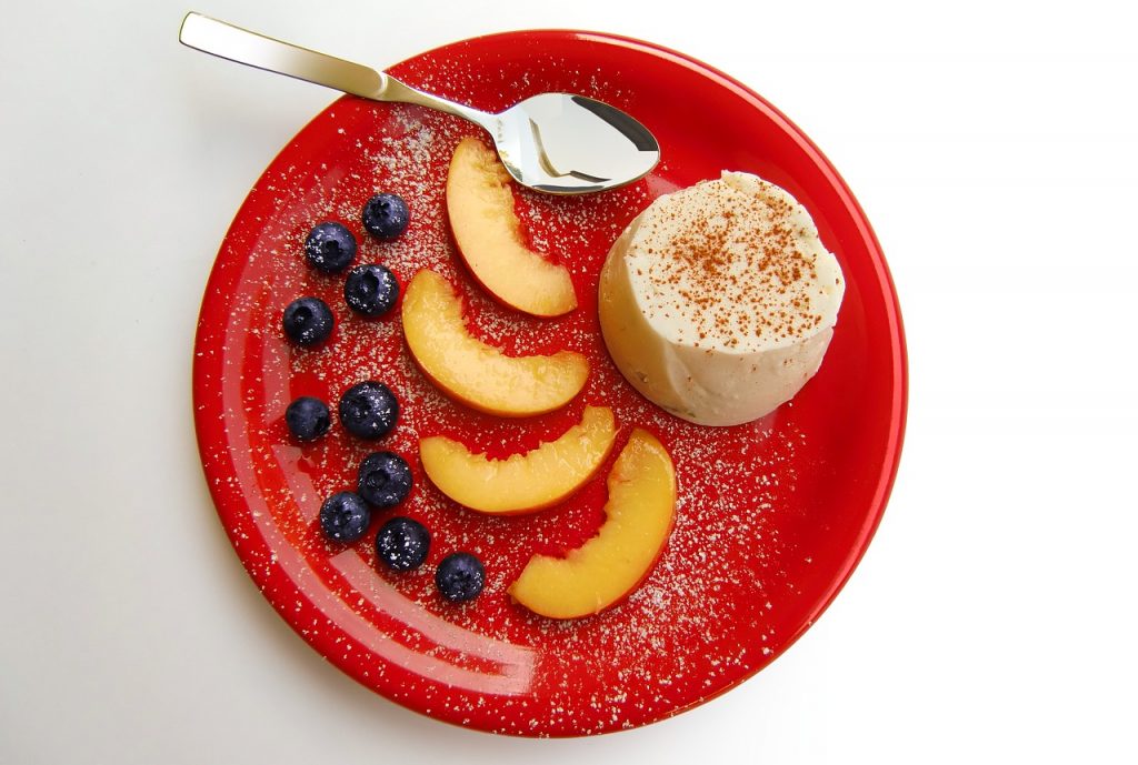 Assiette rouge rempli de fruits santés