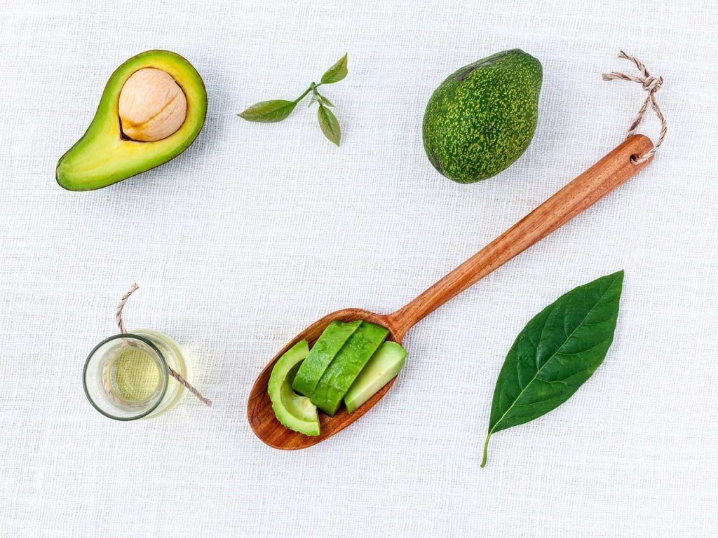 Avocats avec une cuillère