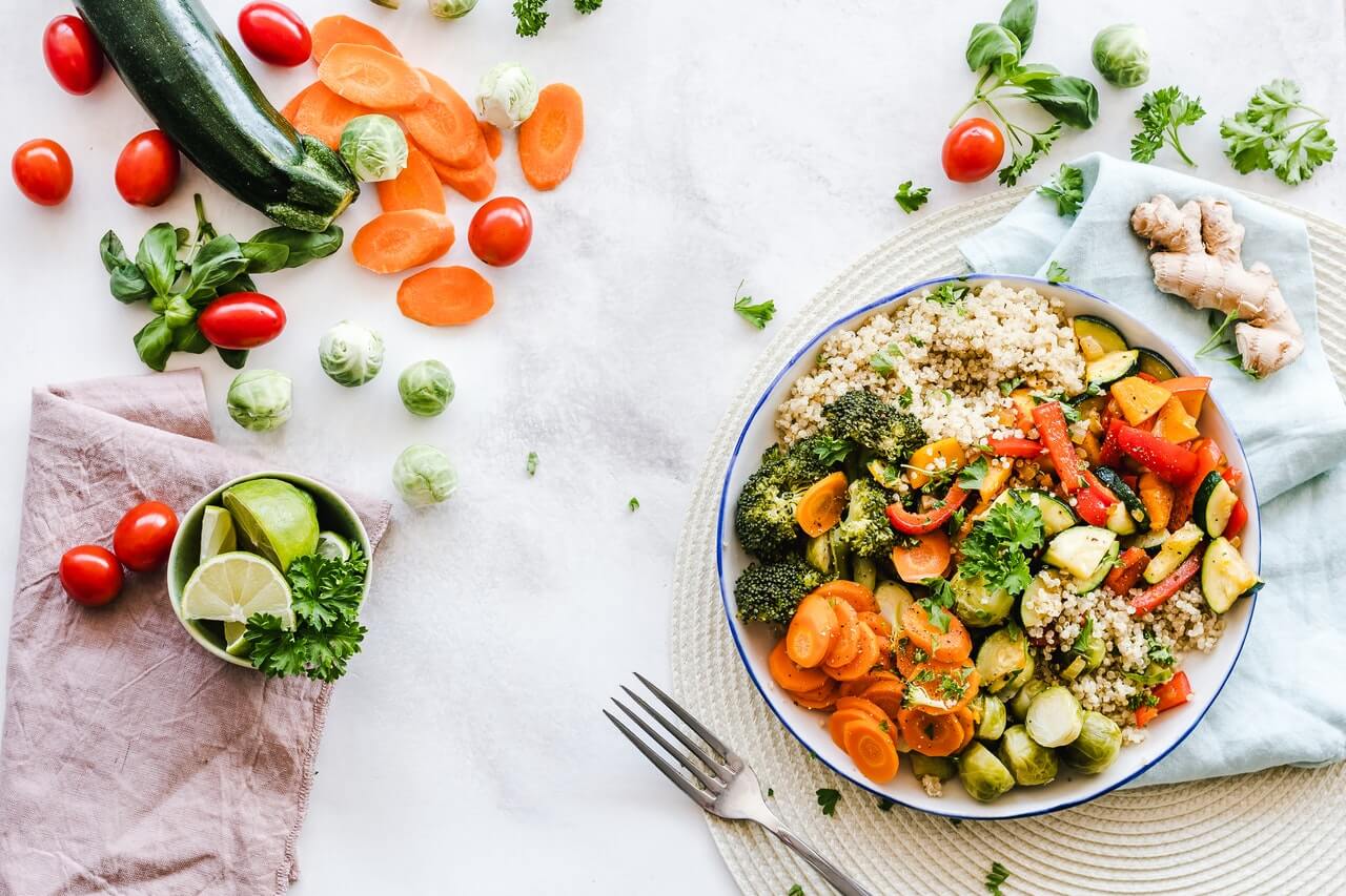 Assiette remplie de légumes santé