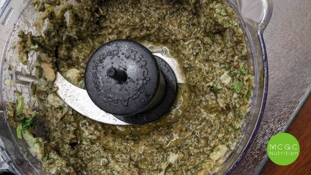 Recette de pesto aux noix de grenoble et à la mélisse