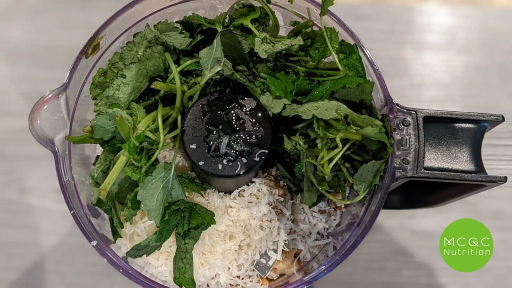 Recette de pesto aux noix de grenoble et à la mélisse