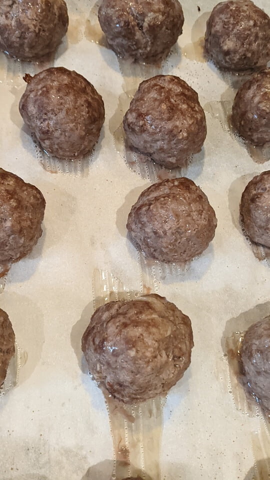 Boulettes de viande sur un papier parchemin