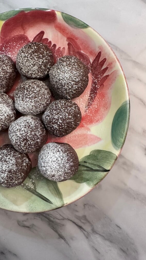 Truffes aux noisettes et chocolat saupoudrés