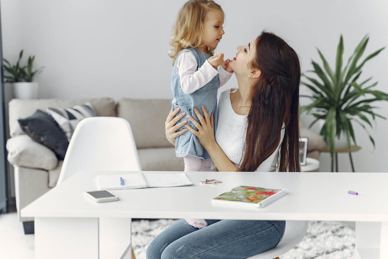 Maman soulevant sa fille dans le salon