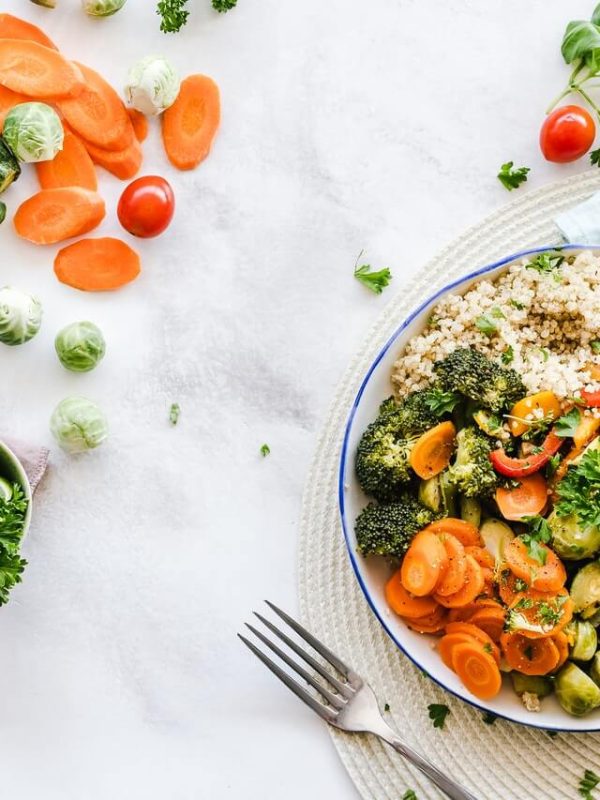 Assiette remplie de légumes santé