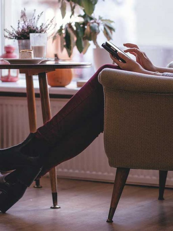 Personne assise sur une chaise avec les jambes croisés