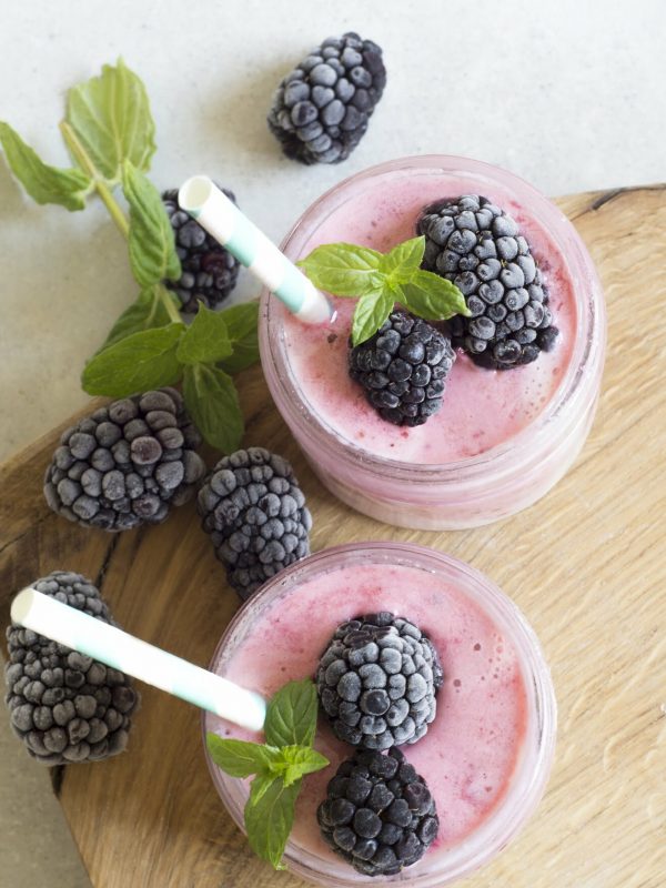 Smoothie au yogourt grec avec baies